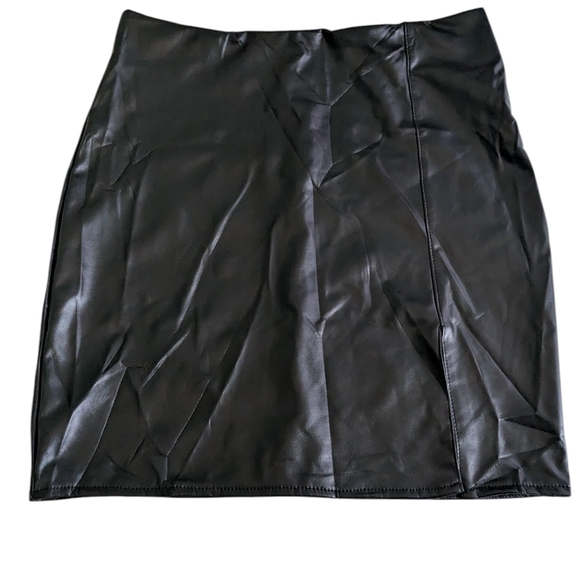 Short Black Faux Leather Skirt. - Picture 4 of 6
